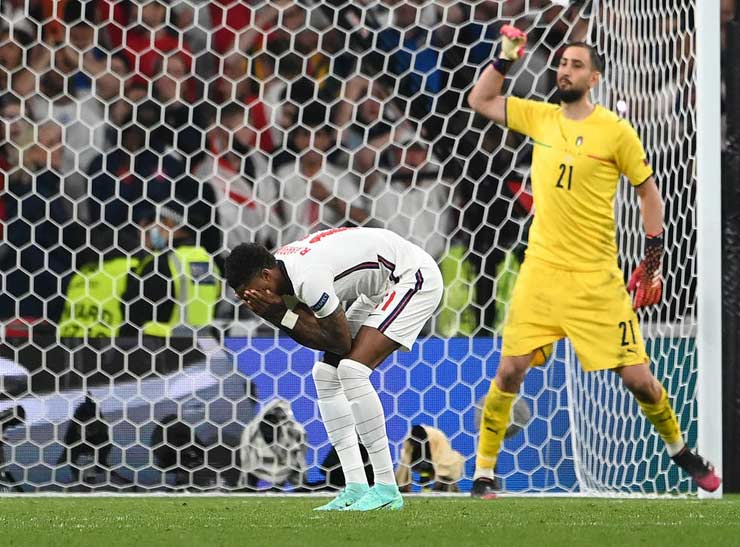 ĐT Anh tự "bắn vào chân mình" khi thua đau ĐT Italia ở trận chung kết EURO 2020 trên sân nhà Wembley