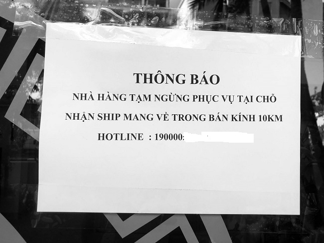 Ngay lập tức nhiều nhà hàng đã dọn dẹp bàn ghế và dán thông báo chỉ bán mang về.