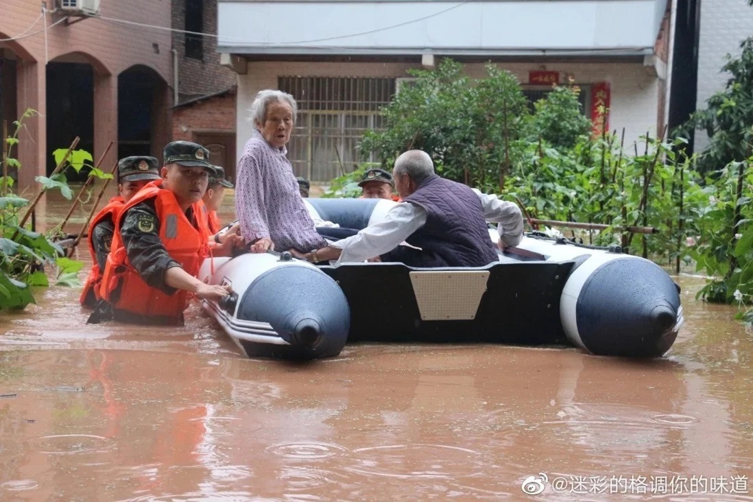 Người dân ở Đạt Châu, tỉnh Tứ Xuyên, Trung Quốc, được sơ tán khỏi vùng ngập lụt. Ảnh: Weibo