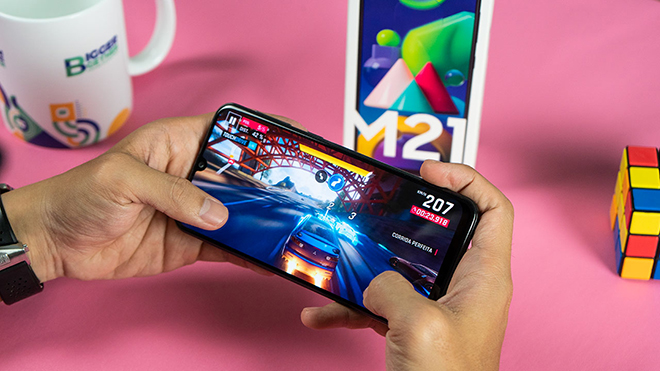 Chiếc smartphone pin to Galaxy M21 đem lại hiệu năng khác, chơi game ổn.
