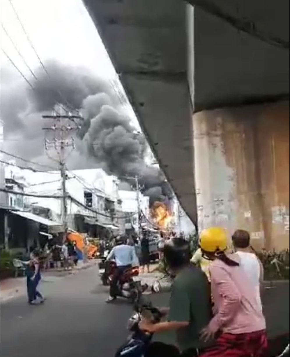 Khói đen bốc cao từ đám cháy