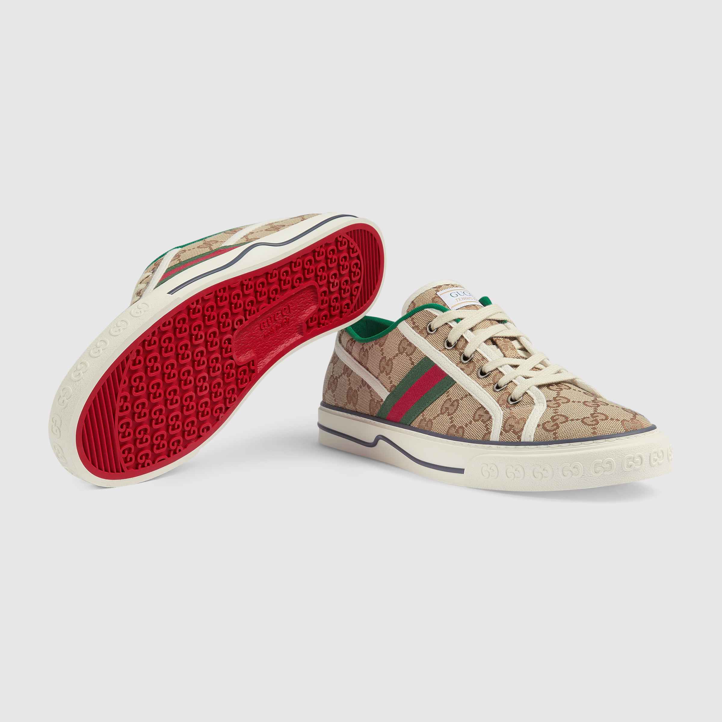 Dòng giày Gucci Tennis 1977 có giá 630 USD (khoảng 14,4 triệu đồng). Thiết kế nhỏ gọn phù hợp với mọi set đồ.