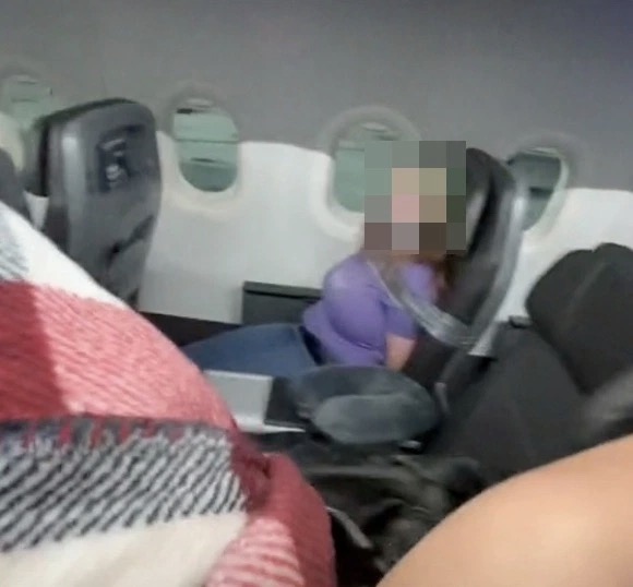 Người phụ nữ bị khống chế trên máy bay.