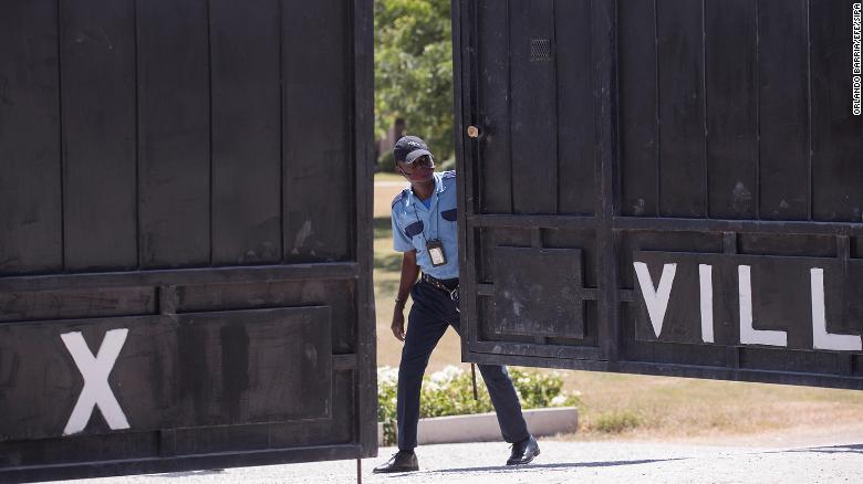 Nhân viên an ninh canh gác ở lối ra vào nơi lưu giữ thi thể Tổng thống Haiti Jovenel Moise.