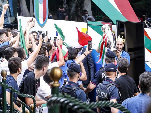 Bóng đá - Fan Italia ăn mừng vô địch EURO 2020 quá đà, tụ tập đông đảo ngoài dinh thự Tổng thống