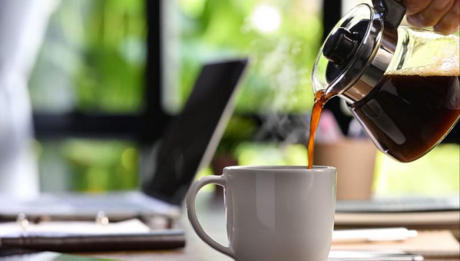 Một nghiên cứu do các nhà khoa học tại ĐH Northwestern, Mỹ, cho thấy uống cà phê thường xuyên có thể làm giảm nguy cơ nhiễm COVID-19. Ảnh: SPUTNIK