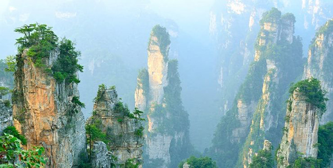 Khu thắng cảnh Wulingyuan ở Trung Quốc: Khu rừng này đã được xuất hiện trong bộ phim 'Avatar' của James Cameron. Các ngọn tháp đá lớn và các thành tạo đá không giống bất kỳ nơi nào khác trên thế giới là nơi James Cameron lấy cảm hứng cho các hòn đảo nổi. 
