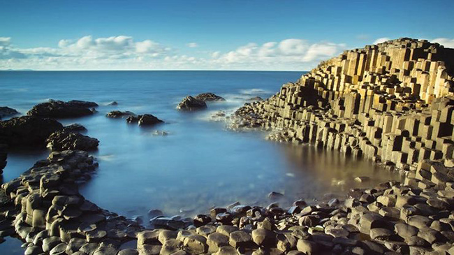 The Giants Causeway ở Ireland: Hòn đảo được tạo thành từ những tảng đá gần như hoàn hảo về mặt hình học, trông như thể chúng do con người tạo ra. Nhiều người dân địa phương tin rằng khu vực này được xây dựng bởi một người khổng lồ hoặc là kết quả công nghệ của người ngoài hành tinh...
