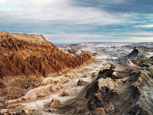 Valle De La Luna ở Chile: Với những ngọn núi nhỏ hoang hoải&nbsp;kết hợp cùng nhiều đặc điểm đặc biệt khác nữa khiến Valle De La Luna như thuộc về sao Hỏa.&nbsp;
