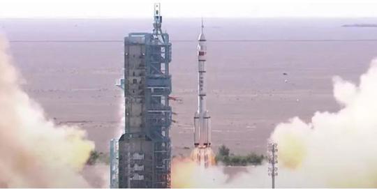 Tàu vũ trụ Thần Châu-12 của Trung Quốc trên bệ đỡ tên lửa Long March - 2F. Ảnh: Youtube