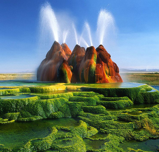 Fly Geyser Of Nevada, Hoa Kỳ: Fly Geyser là một kỳ quan thú vị với các mạch nước phun lên từ tảng đá có hình thù kỳ lạ. 
