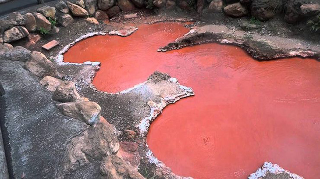 Suối nước nóng Red Pond ở Nhật Bản: Các suối nước nóng tới 150 độ C khiến chúng trở thành một trong những suối nước nóng nóng nhất trên Trái đất. Trong suối chứa một lượng lớn oxit sắt kỳ lạ khiến nó có màu đỏ. 
