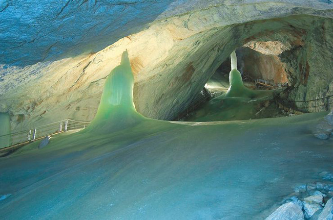 Động băng Eisriesenwelt ở Áo: Những hang động băng này nằm trên dãy núi Tennengebridge ở Áo. Đây là những hang động được hình thành tự nhiên và thực sự là một trong những hang động băng ngoạn mục nhất ​​trên Trái đất. 
