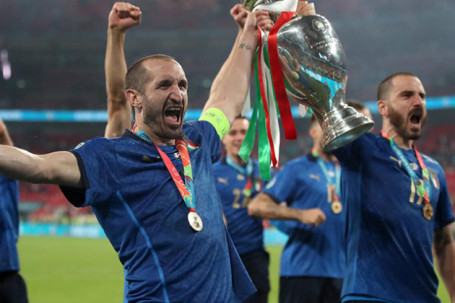 Italia vô địch EURO: Rũ bùn đứng dậy, trở lại làm trùm bóng đá châu Âu
