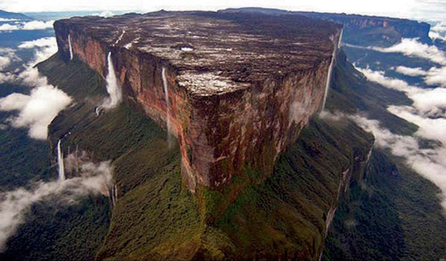 Roraima ở Venezuela: Khu vực này giống như đang còn ở thời tiền sử. Đây thực sự là một di tích sống trong quá khứ của Trái đất. Nó được ước tính là khoảng 2 tỷ năm tuổi.&nbsp;
