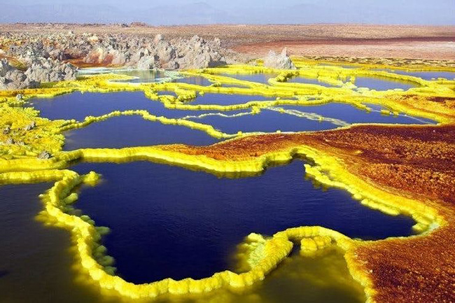 Dallol ở Ethiopia: Khu vực này có thể là một trong những khu vực nguy hiểm nhất. Xung quanh các suối nước nóng này có các mỏ khoáng làm cho mặt đất xung quanh có màu vàng tươi. Khu vực này không an toàn đối với bất kỳ dạng sống nào và có nhiệt độ cao kỷ lục trên toàn thế giới. 
