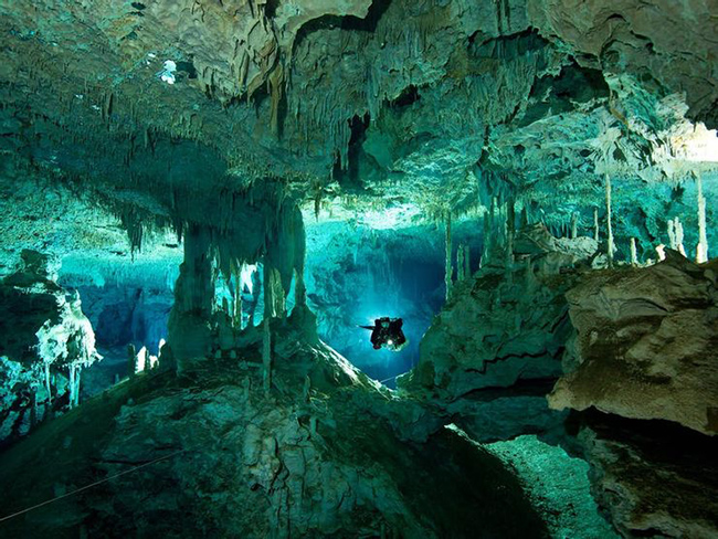 Sistema Dos Ojos ở Mexico: Sistema Dos Ojos mới được khám phá ra gần đây và có thể là mạng lưới hang động dưới nước lớn nhất thế giới. 
