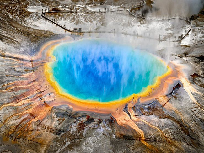 Grand Prismatic Spring ở Hoa Kỳ: Nơi đây có suối nước nóng Grand Prismatic Spring không giống bất kỳ suối nước nóng nào khác vì kích thước của nó rất đáng kinh ngạc cũng như hào quang cầu vồng đầy màu sắc giống như ở trên bề mặt sao Hỏa.
