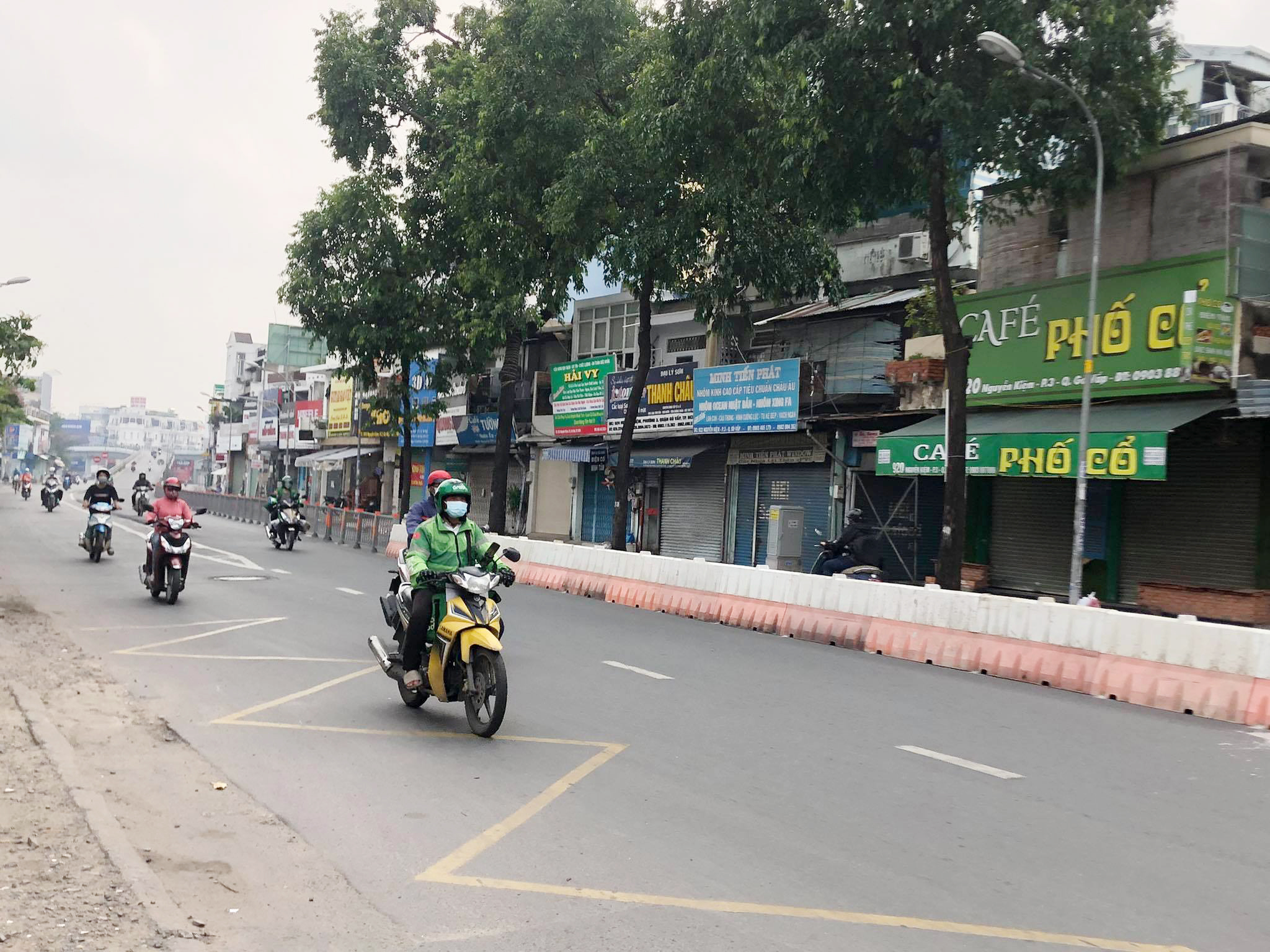 Sáng 13/7, người dân lưu thông trên đường Nguyễn Kiệm hướng từ quận Gò Vấp vào trung tâm TP.HCM đã thoát khỏi cảnh xếp hàng dài trên đường. Nguyên nhân là chốt kiểm soát dịch COVID-19 tại đây đã được chuyển đến vị trí phù hợp hơn.