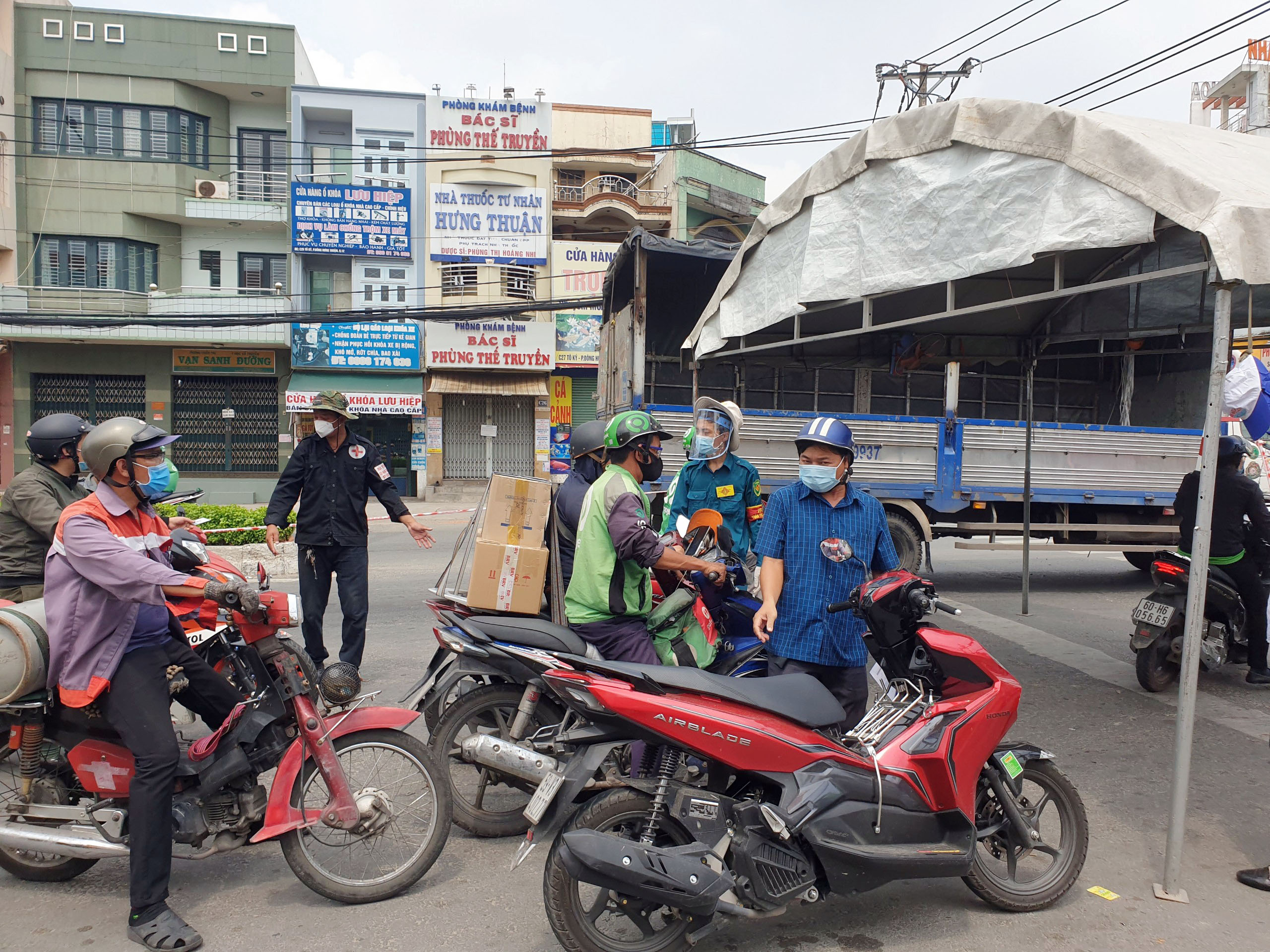 Theo quan sát, vị trí đặt chốt ngay nút chờ đèn đỏ, đoàn đổ dốc cầu Chợ Cầu theo hướng lưu thông từ quận Gò Vấp sang quận 12. Tất cả phương tiện xe máy (không kiểm soát xe tải) lưu thông qua đều được lực lượng chức năng kiểm soát chặt giấy tờ chứng minh ra đường có lý do chính đáng.