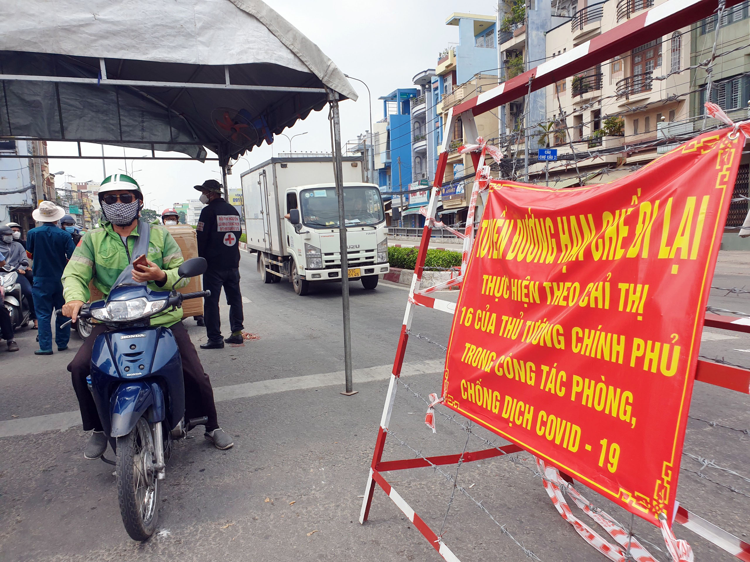 Sở GTVT TP.HCM cho biết do những ngày đầu lập chốt, người dân chưa nắm quy định, không mang các giấy tờ cần thiết, xe cộ qua lại đông, việc kiểm soát khiến phương tiện ùn ứ cục bộ.&nbsp;Trước tình hình trên, sở đã triển khai nhiều biện pháp như đề xuất lực lượng kiểm soát linh hoạt khi kiểm tra việc đi lại của người dân, vừa kiểm soát vừa tuyên truyền để người dân hiểu, hạn chế đi lại khi chưa cần thiết. Ngoài ra, sở phối hợp các quận, huyện và TP Thủ Đức kiểm tra việc bố trí các chốt kiểm soát để lên phương án điều chỉnh nếu chưa phù hợp cộng với phân luồng từ xa.