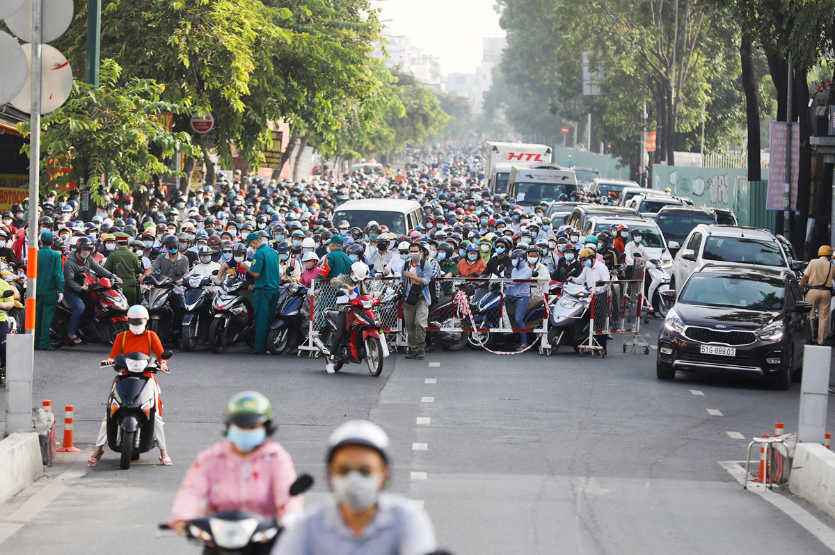 Trước đó, sáng 12/7 ùn tắc kéo dài gần 1km xảy ra tại chốt kiểm soát trên đường Nguyễn Kiệm. Nguyên nhân do đây là trục chính từ quận 12, Gò Vấp vào trung tâm thành phố, lượng xe tăng cao sáng đầu tuần. Trong khi đường Nguyễn Kiệm tổ chức một chiều, vị trí lập chốt khiến người không được đi qua vì khi không có các giấy tờ liên quan cũng không thể quay đầu.