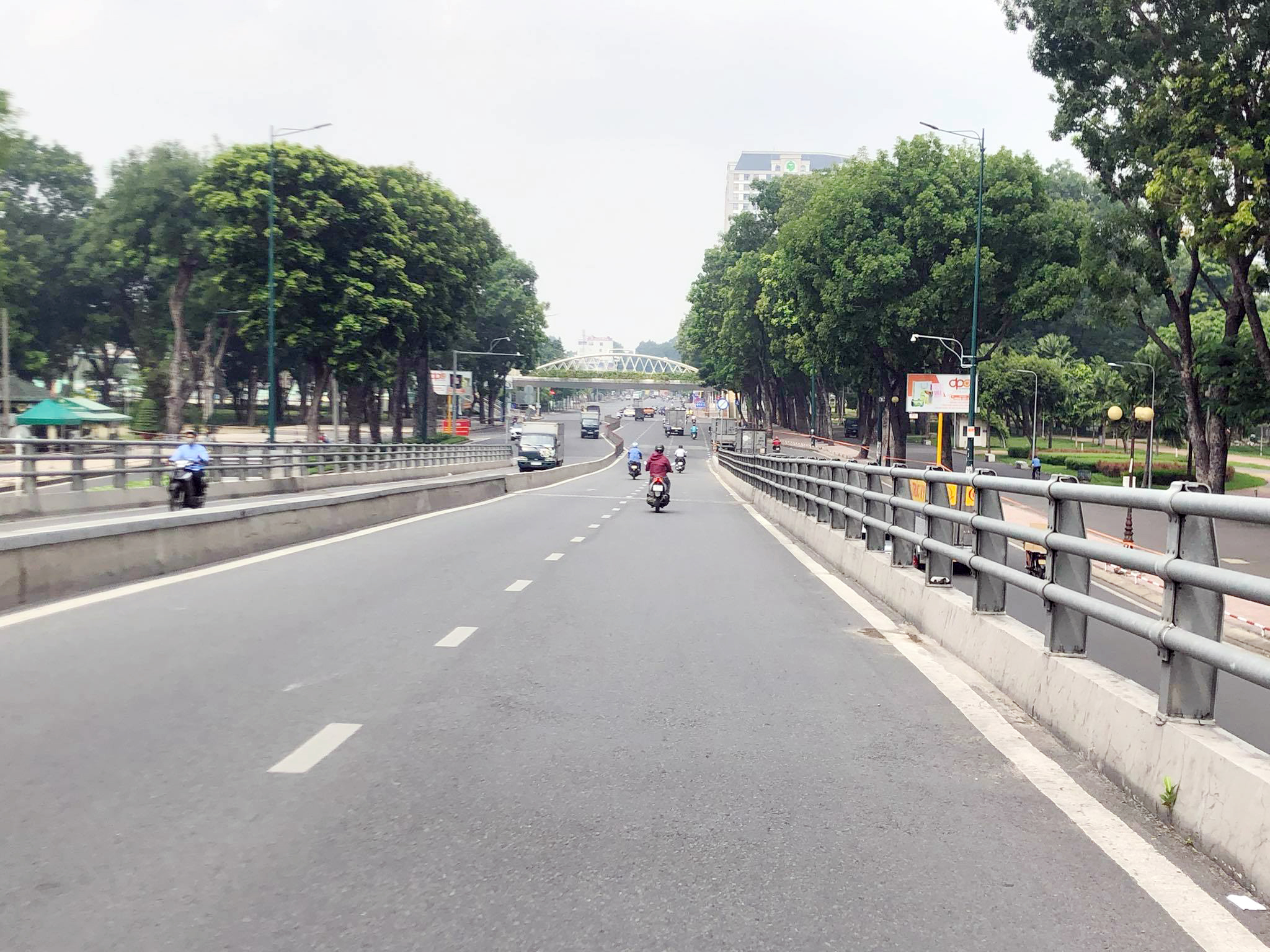 Chốt kiểm soát trên đường Nguyễn Kiệm được di dời nên người dân di chuyển dễ dàng hơn.