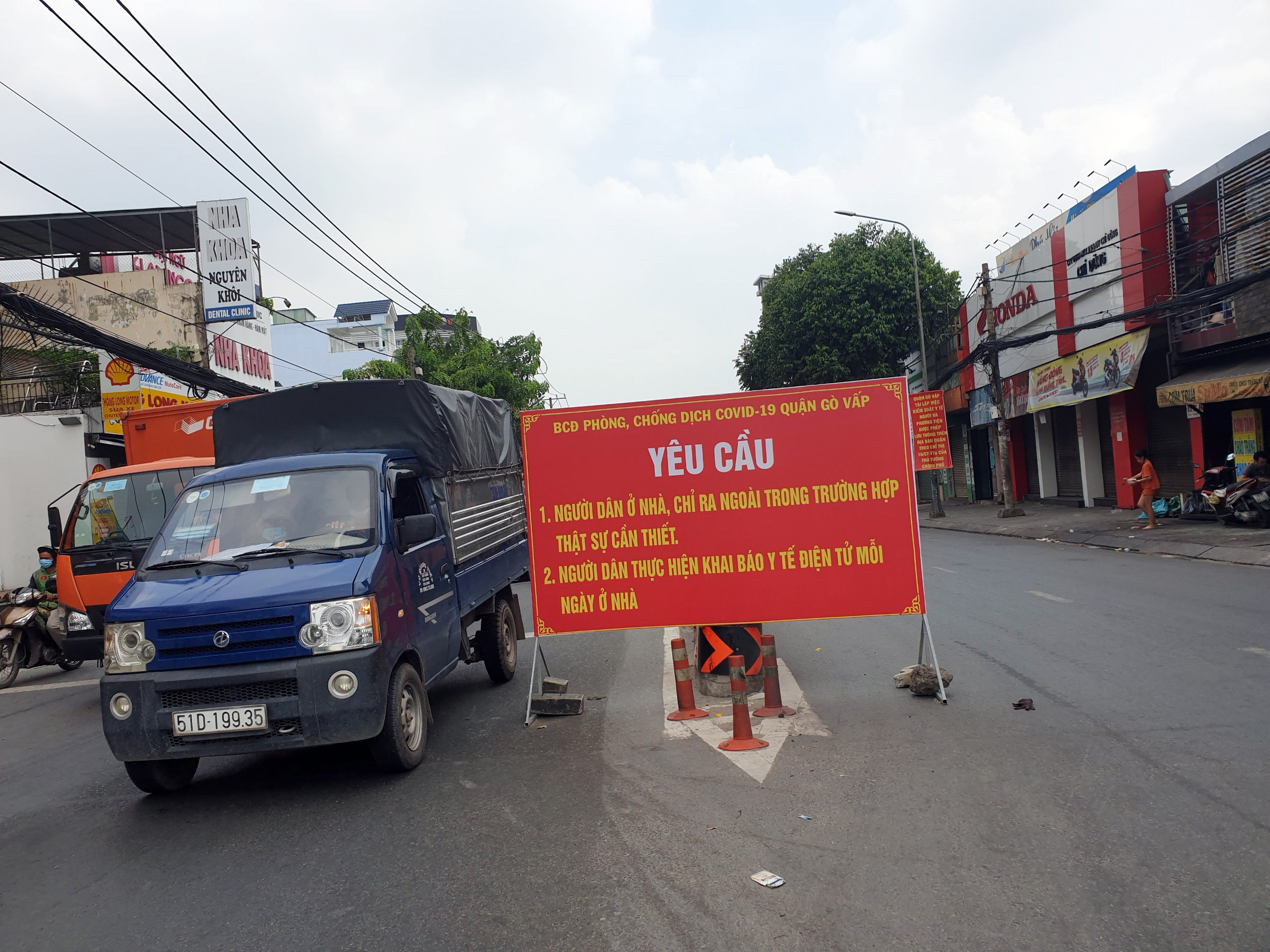 Thay vào đó, quận Gò Vấp lắp đặt các biển thông báo kêu gọi người dân ở nhà và chỉ ra nhà khi thật sự cần thiết.