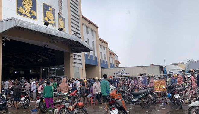 Người dân, tiểu thương lấy mẫu giám sát SARS-CoV-2 tại chợ đầu mối Bình Điền hôm 5/7.