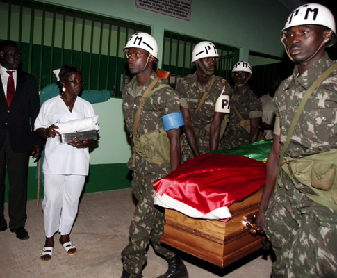 Binh sĩ Guinea-Bissau đưa linh cứu Tổng thống João Bernardo Vieira tới nơi an nghỉ.