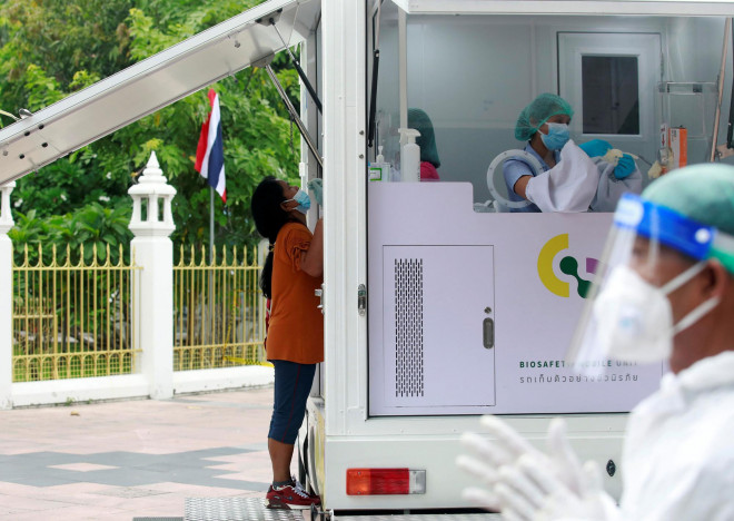 Một phụ nữ được lấy mẫu xét nghiệm Covid-19 tại thủ đô Bangkok - Thái Lan hôm 10-7. Ảnh: REUTERS
