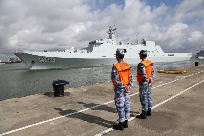 Binh sĩ Trung Quốc đứng gác tại một hải cảng quân sự ở TP Trạm Giang, tỉnh Quảng Đông hồi tháng 9-2018. Ảnh: AP