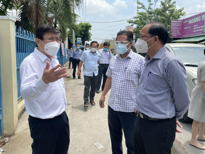 Lãnh đạo TP HCM khảo sát Khu khám sàng lọc bệnh nhân Covid-19 tại xã Xuân Thới Thượng