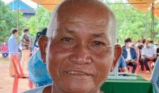 Ông Nop, người nhận mũi tiêm vaccine thứ năm triệu của Campuchia và được Thủ tướng Hun Sen tặng tiền và quà. Ảnh: KHMER TIMES