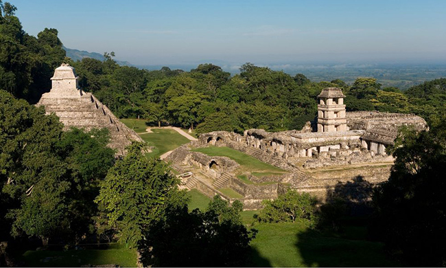 Palenque, Mexico: Là một thành phố Maya, Palenque ở thời kỳ đỉnh cao vào thế kỷ thứ 7 dưới thời Pacal Đại đế. Sự hấp dẫn của nó nằm ở chất lượng kiến ​​trúc và các tác phẩm điêu khắc dù thực tế là 90% khu định cư vẫn nằm bị chôn vùi dưới rừng rậm.
