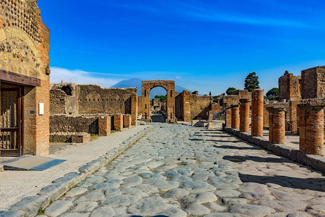 Pompeii và Herculaneum, Ý: Thành phố Pompeii bị bao phủ bởi một làn sóng tro bụi khi núi lửa&nbsp;Vesuvius phun trào vào năm 79 sau Công nguyên, với nhiều công dân của thành phố này đã bị chôn sống.
