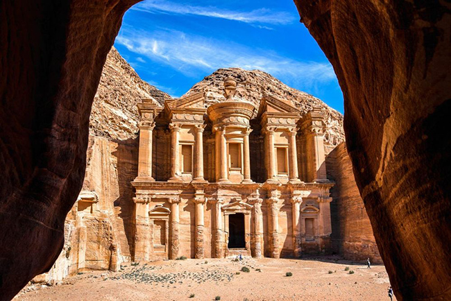 Petra, Jordan: Là trung tâm buôn bán tơ lụa và gia vị quan trọng nối châu Á với Ả Rập và phương Tây, Petra rơi vào suy tàn dưới sự cai trị của người La Mã vào thế kỷ thứ 4 sau Công nguyên.
