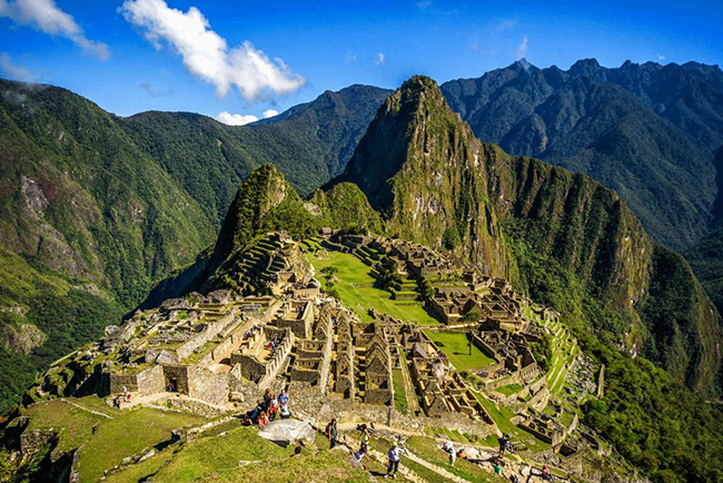 Machu Picchu, Peru: Được người Inca xây dựng ở vùng núi Peru vào khoảng năm 1450 và bị bỏ hoang chỉ 1 thế kỷ sau đó, Machu Picchu đã được nhà sử học người Mỹ Hiram Bingham tái phát hiện vào năm 1911.
