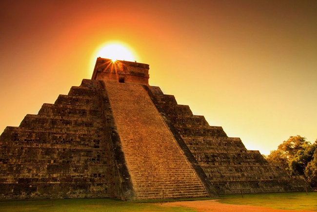 Chichén Itzá, Mexico: Một trong những trung tâm đô thị vĩ đại của nền văn minh Maya-Toltec tồn tại khoảng từ năm 900–1400 sau Công nguyên, các kim tự tháp và đài quan sát của Chichén Itzá tồn tại như những tượng đài của một dân tộc có trình độ thiên văn học cao.
