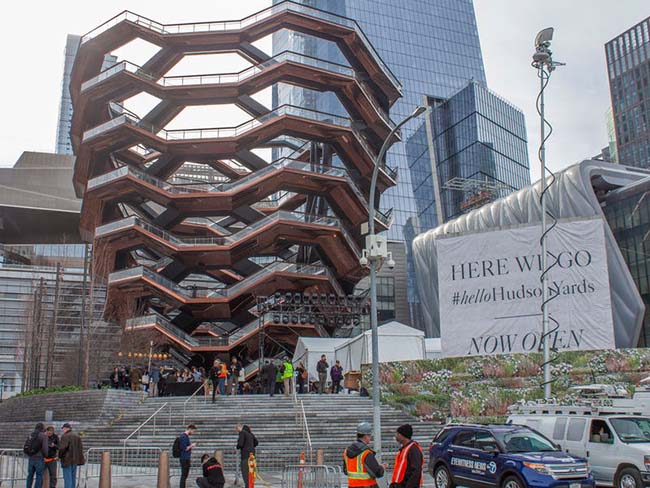 Tòa nhà này được thiết kế bởi kiến trúc sư Thomas Heatherwick, bao gồm các tòa văn phòng, tháp dân cư, trung tâm mua sắm 7 tầng với nhiều thương hiệu xa xỉ như Louis Vuitton và Dior.
