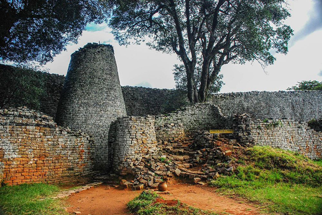 Đại Zimbabwe, Zimbabwe: Được xây dựng bởi những người Gokomere vào thế kỷ 11 trên một cao nguyên cách Harare (thủ đô Zimbabwe ngày nay) khoảng 150km, trung tâm của Great Zimbabwe là một cung điện được bao quanh bởi một bức tường đá granit cao khoảng 5m. 
