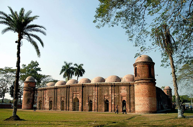 Nhà thờ Hồi giáo Thành phố Bagerhat, Bangladesh: Thành phố gồm 360 nhà thờ Hồi giáo&nbsp;này đã rơi vào tình trạng hư hỏng ngay sau cái chết của người sáng lập và bị vùi dập dưới thảm thực vật trong nhiều thế kỷ.
