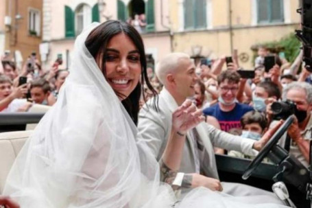 SAO Italia vô địch EURO liền cưới ngay mỹ nhân gái 1 con, gặp sự cố bi hài