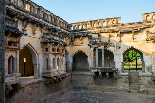 Vijayanagar, Ấn Độ: Vào năm 1500 sau Công nguyên, Vijayanagar có dân số gấp đôi Paris và là trung tâm của đế chế vĩ đại nhất ở miền nam Ấn Độ. Ngày nay, các khu đền thờ của nó vẫn được người theo đạo Hindu rất tôn kính.
