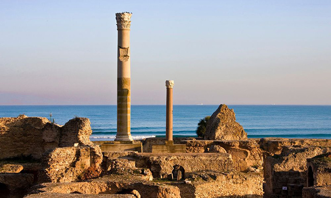 Carthage, Tunisia: Là một thị trấn buôn bán của người Phoenicia đã bị người La Mã cướp phá và xây dựng lại, Carthage đã phát triển thành một cảng lớn, ở đỉnh cao chỉ đứng sau Rome về quy mô. 
