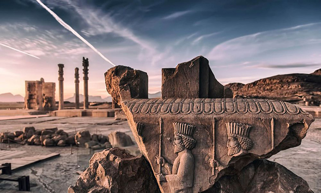 Persepolis, Iran: Là một thành phố tráng lệ do Darius I thành lập năm 518 trước Công nguyên, Persepolis đã mất hơn một thế kỷ để xây dựng. Mọi phần của khu phức hợp đều có&nbsp;những hình chạm khắc tinh xảo về nô lệ, vua, quan chức và đại diện từ khắp đế chế Ba Tư.&nbsp;
