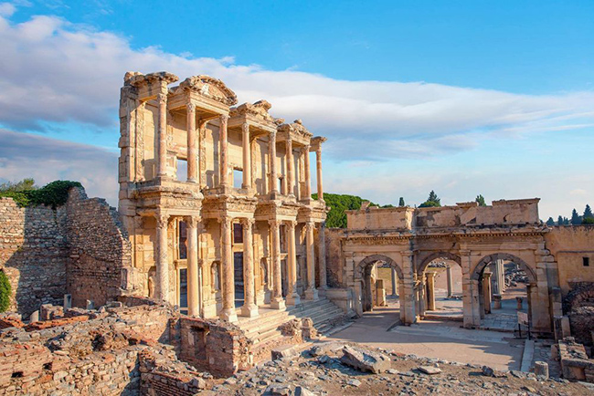 Ephesus, Thổ Nhĩ Kỳ: Ephesus là một cảng trên sông Cayster đã phát triển thành một trong những thành phố lớn nhất Địa Trung Hải. Đền Artemis - một kỳ quan của Thế giới Cổ đại đã từng được xây dựng ở đây, và thư viện Celsus (trong ảnh) vẫn còn sừng sững tới ngày nay.
