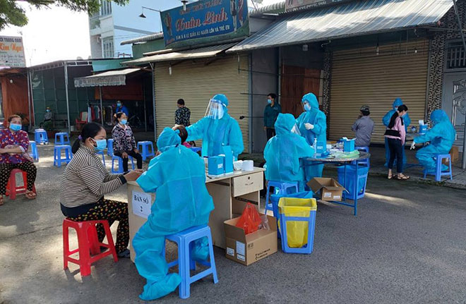 Trung tâm Y tế huyện Long Thành lấy mẫu xét nghiệm cho tiểu thương tại chợ Phước Thái