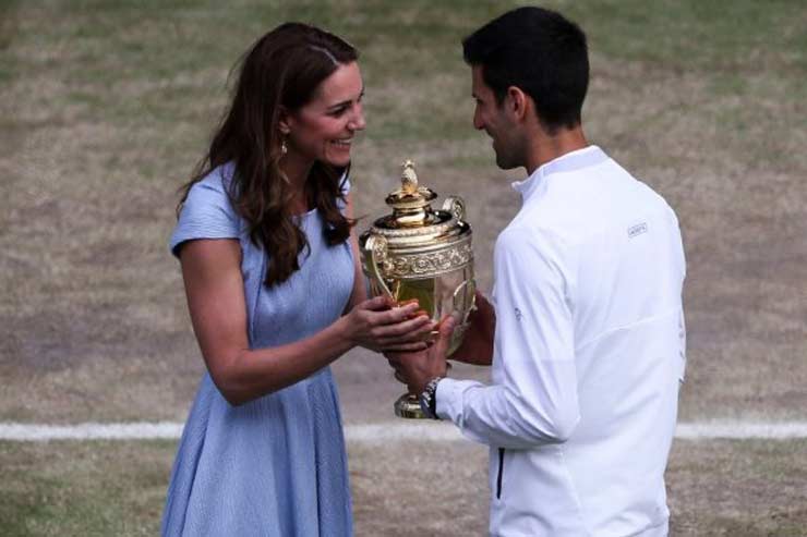 Công nương Anh Kate Middleton, phu nhân Hoàng tử William trao cúp vô địch Wimbledon 2021 cho Nole