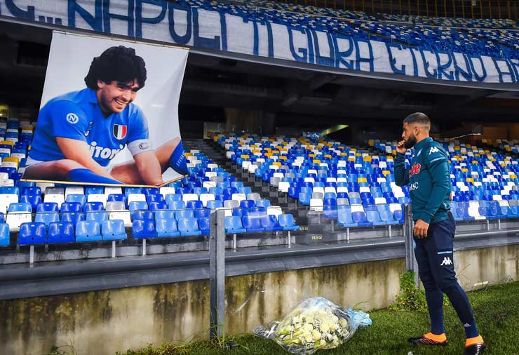 Thuở sinh thời, "Cậu bé Vàng" Maradona từng tỏa sáng giúp Napoli mang về sân San Paolo nhiều danh hiệu lớn